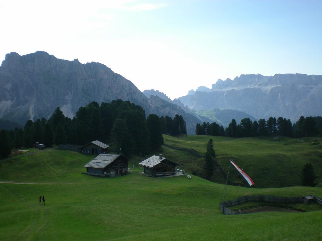 Garni Mezdi Hotel Santa Cristina Val Gardena Exterior photo